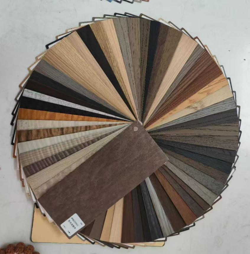 Povrchová úprava dveří z nerezové oceli: Analýza proveditelnosti aplikace dřevěného filmu